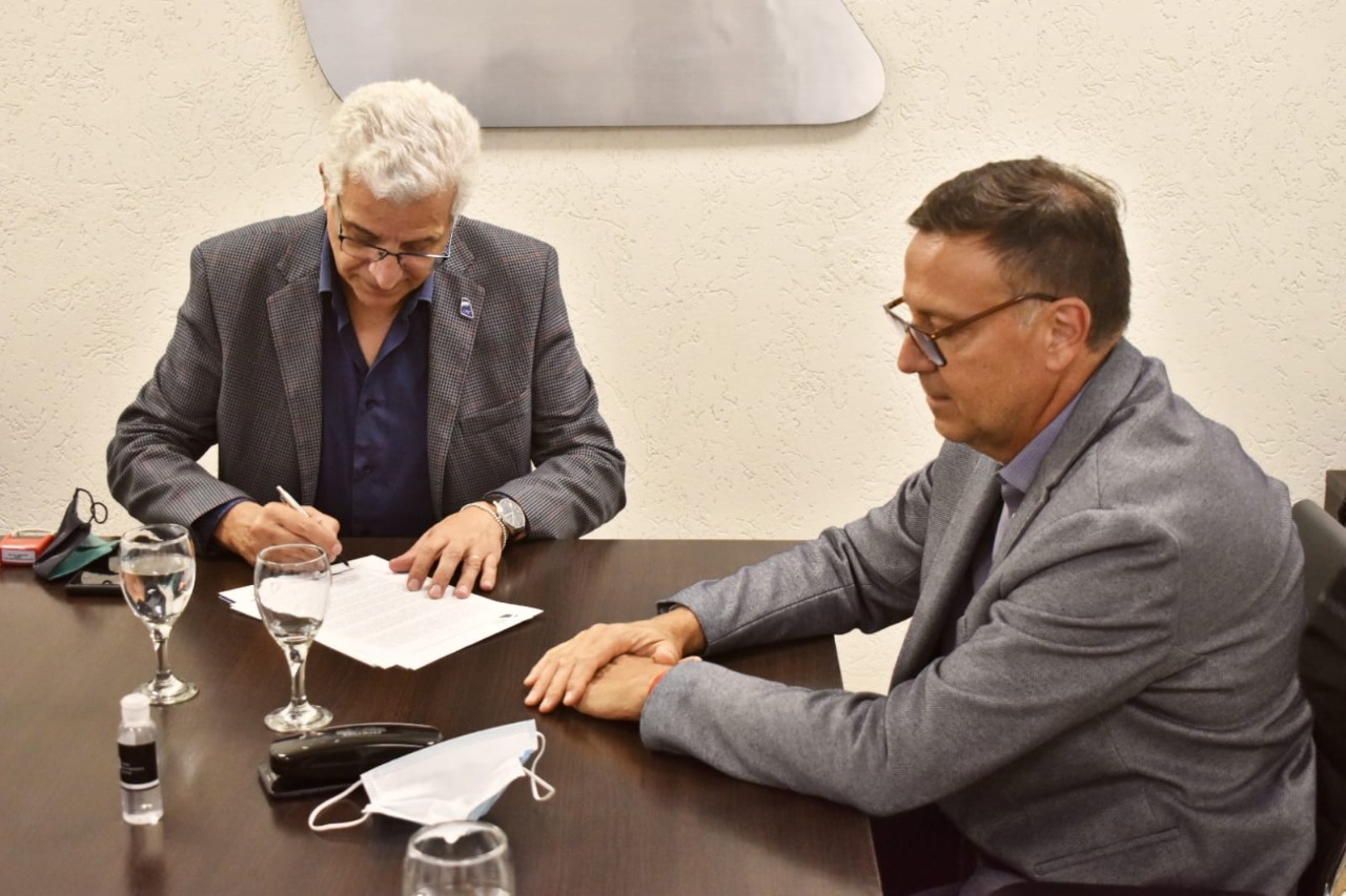 La UPE firma convenios para la realización de pasantías