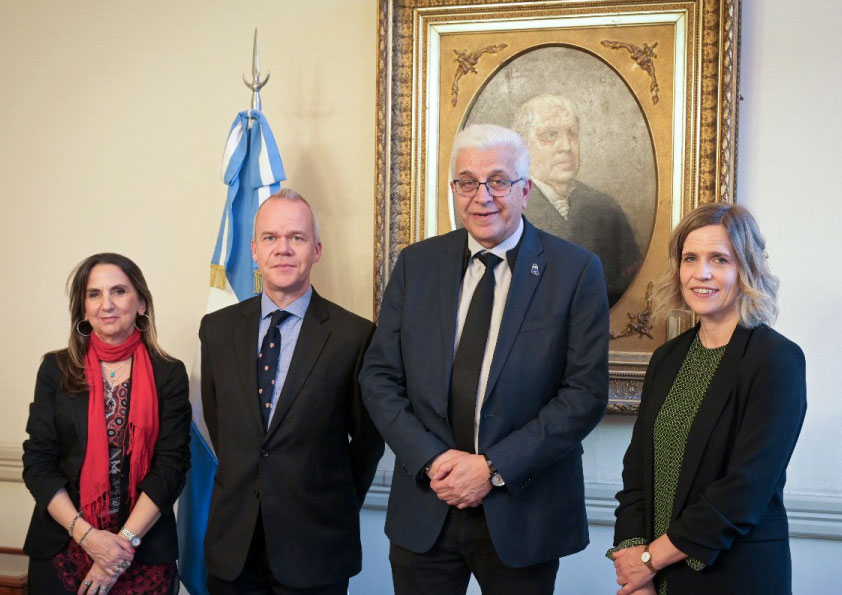 Firma de Convenio entre la UPE y Cambridge International Education