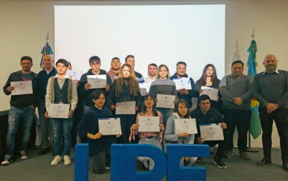 Entrega de certificados en UPE del Curso de Carpintería 