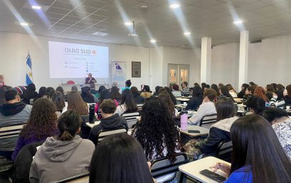 El especialista Ernest Cañada en conferencia en la UPE